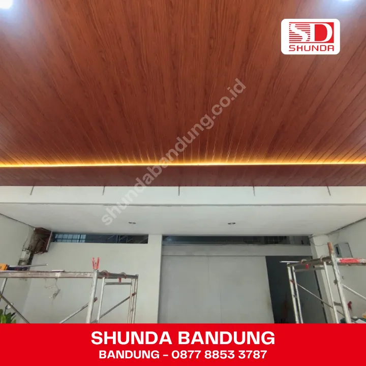 Plafon PVC Motif Kayu (Shunda Plafon) model drop dengan lampu LED