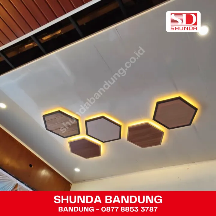 Plafon PVC model drop kombinasi plafon pvc putih glossy dan motif kayu